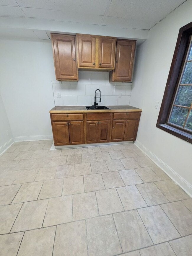 Building Photo - 3 bedroom minutes from Gordon Square and Ohio City