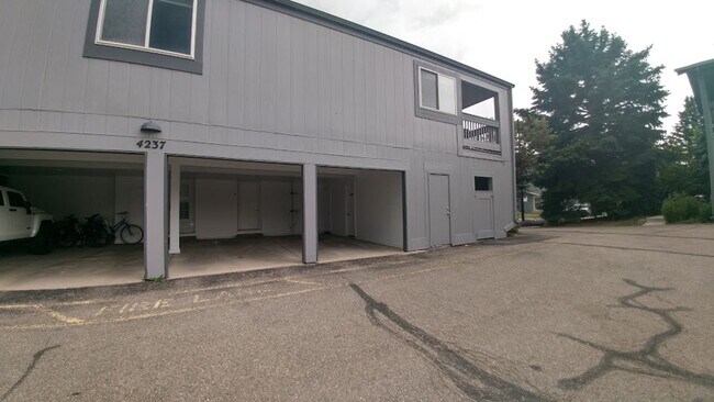 Building Photo - MOVE IN READY!! 2-Bedroom Boulder Condo