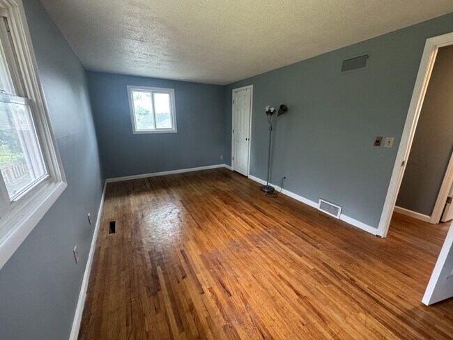 Building Photo - Spacious 4-Bed, 3-Bath Gem on Regent Ave - Your Dream Home Awaits in Brooklyn Park