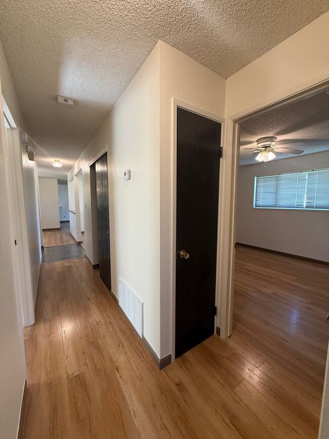 Building Photo - 3 bed 2 bath home available now!
