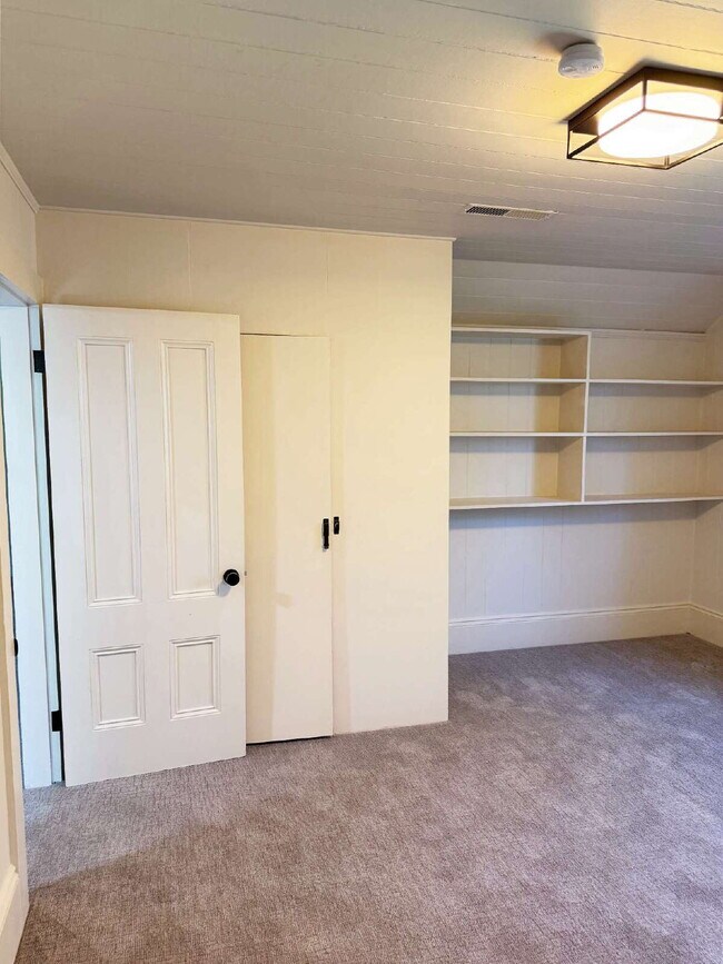 Building Photo - Spacious Two-Story Ranch Home Near Sonoma