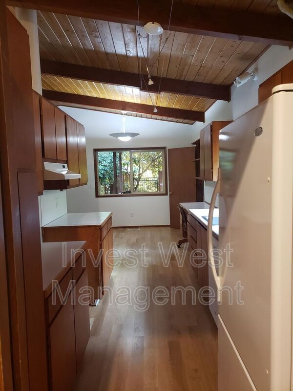 Building Photo - 5916 NW Bernie Dr