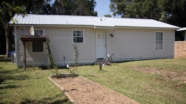 Building Photo - 675 Julia St