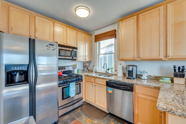 Building Photo - 2503 Broadway-SI ID1546185P