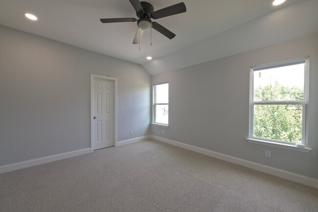 Building Photo - 3001 Claybrook Dr