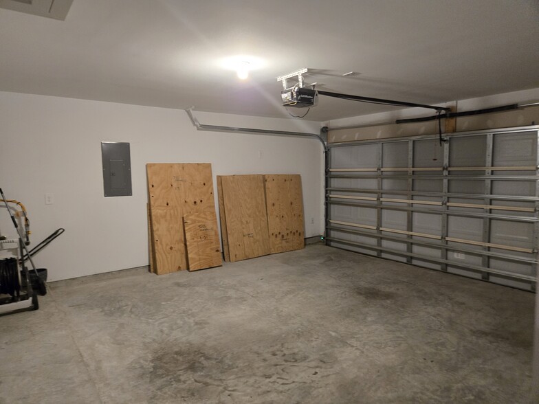 Building Photo - 3555 Crestfield Ln