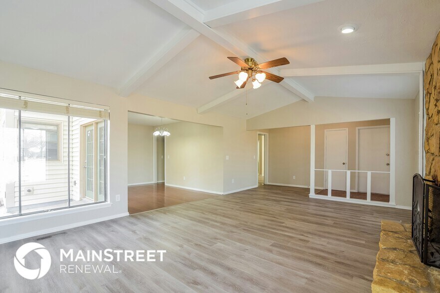 Building Photo - 300 3 Oaks Dr