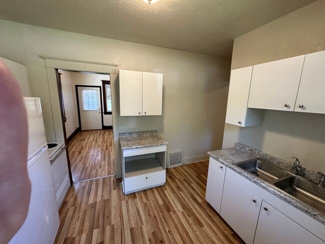 Building Photo - $1250 - 2 Bed 1 Bath Home
