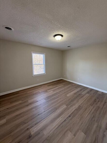 Building Photo - 850 Lakeview Dr