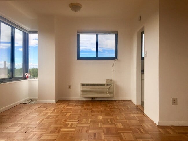 Building Photo - PRICE REDUCTION AS OF 01/2026! GREAT CORNER VIEWS! Wood floor Condo Overlooking McLean Gardens