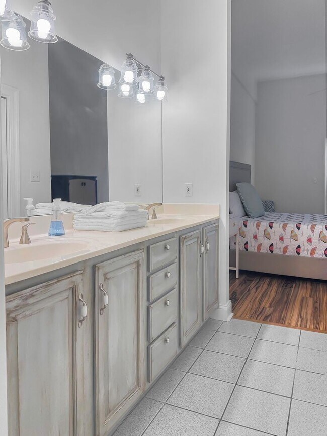 Building Photo - Fully furnished 3-Bedroom in The Plaza of Destin