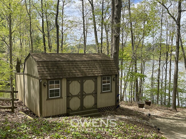 Building Photo - Beautiful Lake Front Property!