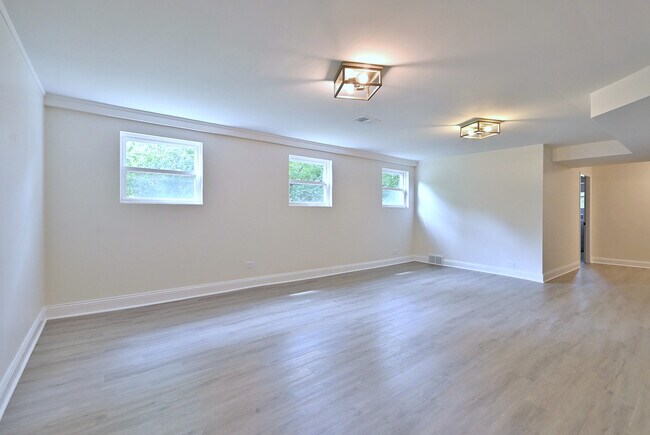 Building Photo - 6750 N Kostner Ave