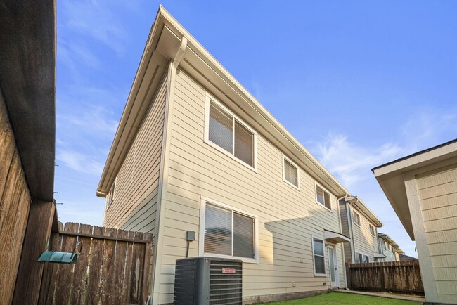 Building Photo - 1617 Nichole Woods Dr