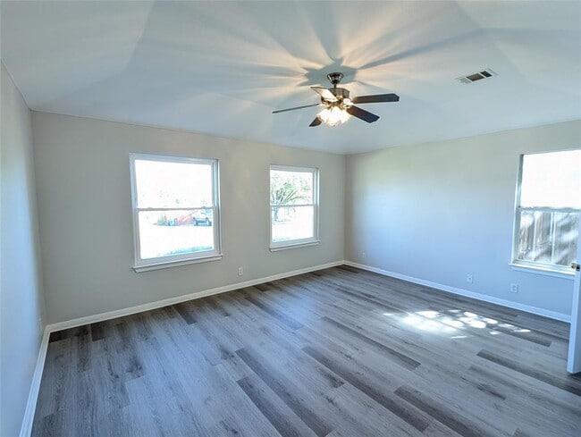 Building Photo - 2200 Magnolia Dr