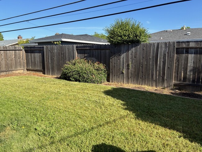 Building Photo - 3236 Rosemont Dr