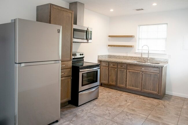 Building Photo - 605 Orangewood Dr