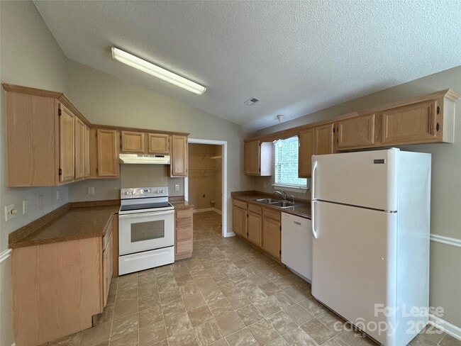 Building Photo - 517 Iverson Way