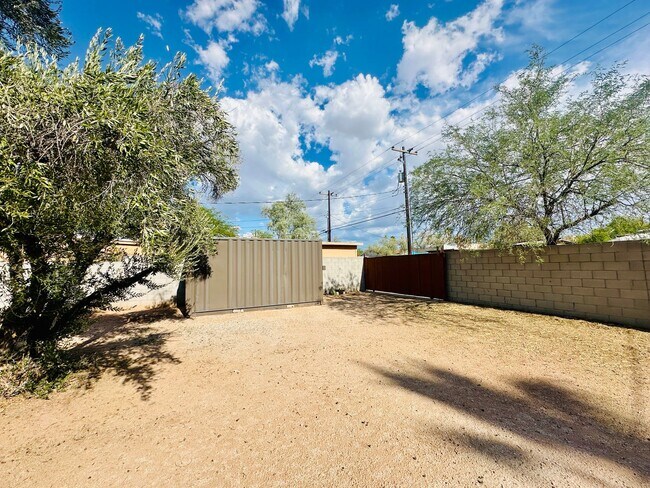 Building Photo - 2 Bedroom House with All Appliances and La...