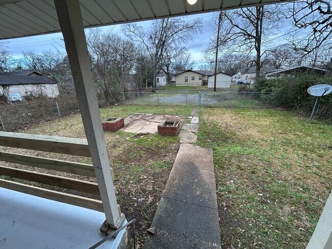 Building Photo - Adorable 3-Bedroom Home with Fenced Backya...