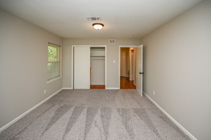 Building Photo - 1602 Sheridan Dr