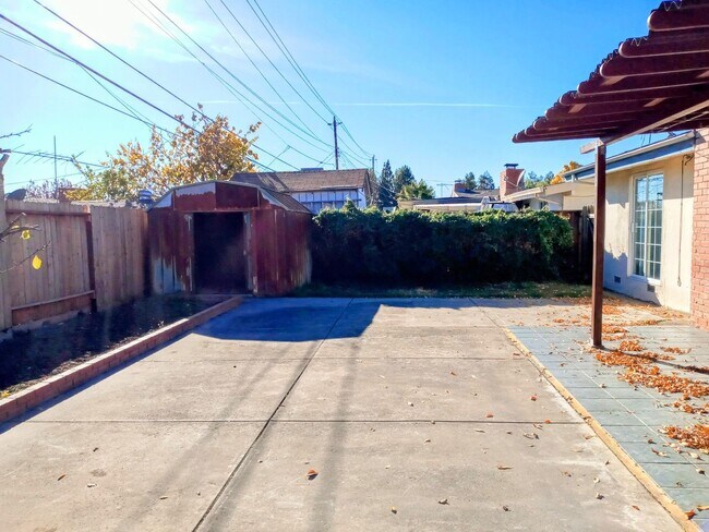 Building Photo - Refurbished 3bd Single Story House With Carport & Large Yards