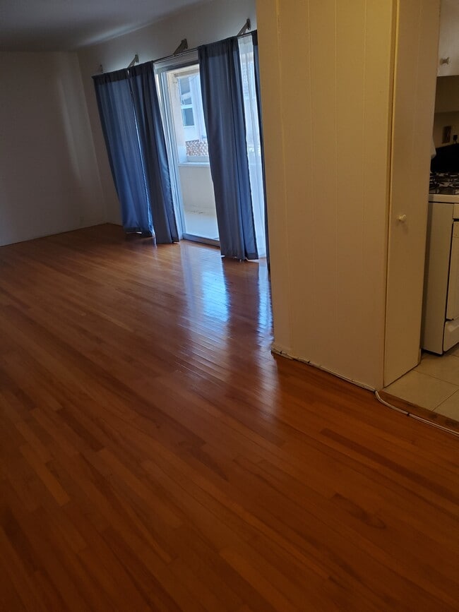 living room - 947 12th St