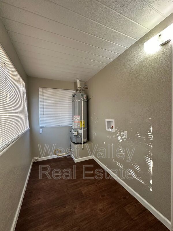 Building Photo - 303 Taylor St