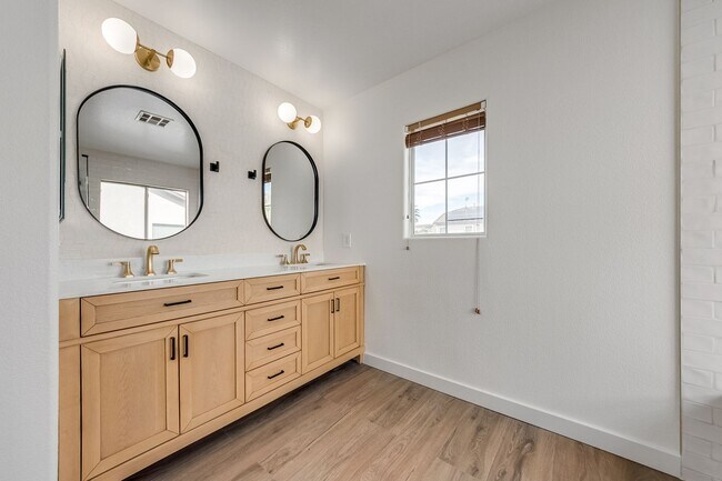 Building Photo - Fully Remodeled & Move-In Ready – Modern Finishes + Huge Loft!