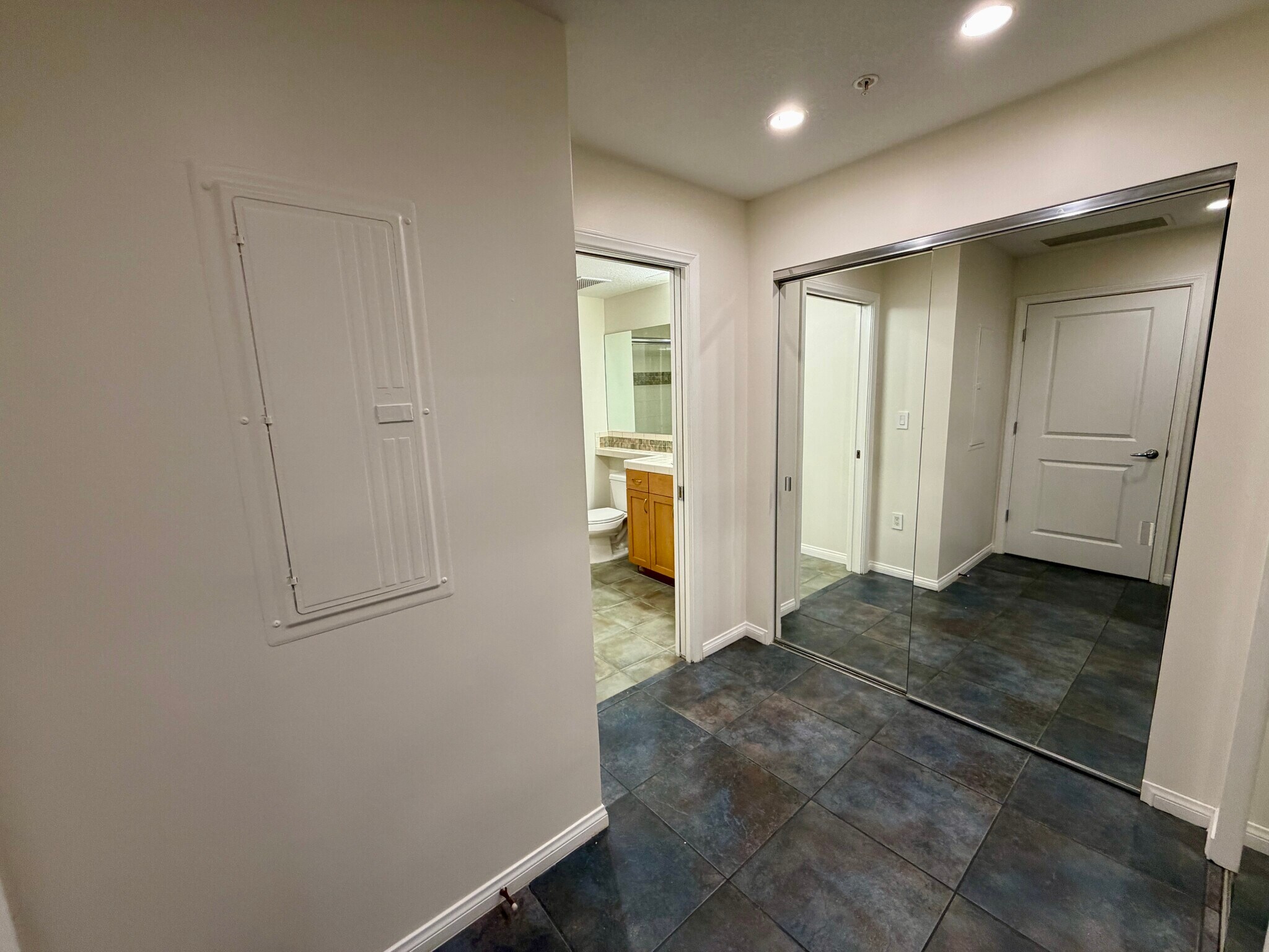 Building Photo - 850 Beech St