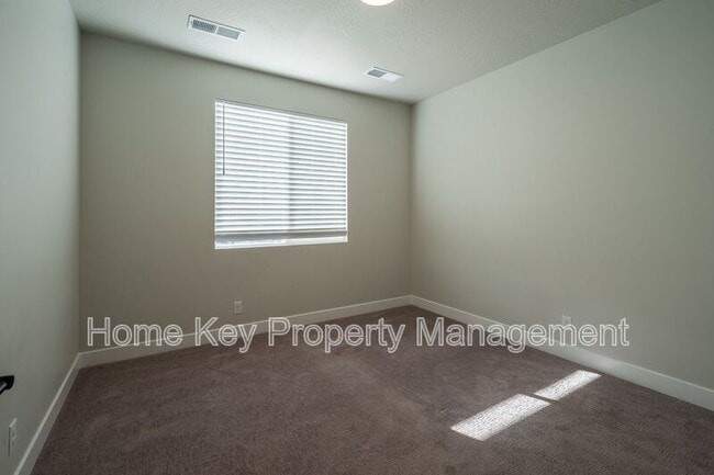 Building Photo - 3915 Razor Dr
