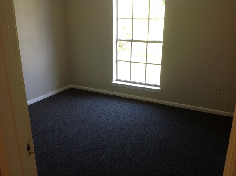Building Photo - 2065 Marion Dr S