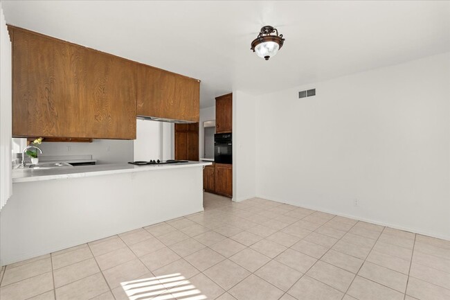 Building Photo - 205 E Javelin St
