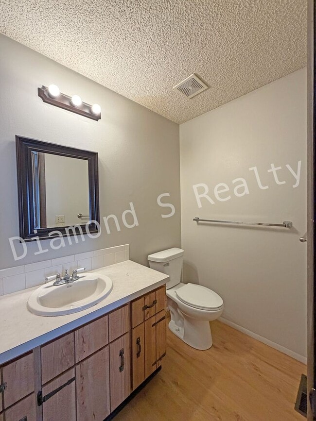 Building Photo - Spacious 2 Bedroom Duplex with Huge Parklike Backyard!