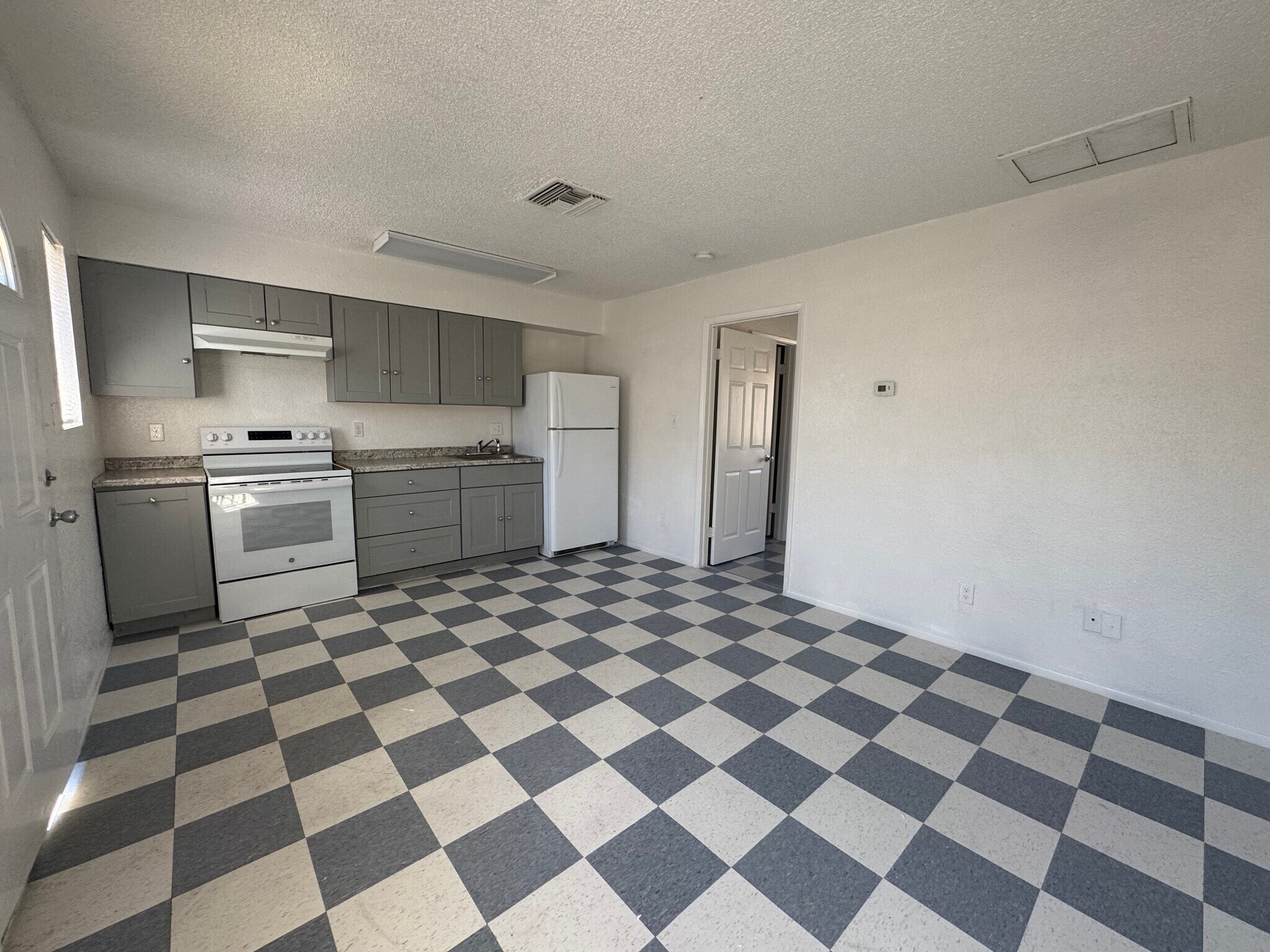 Building Photo - 1209 E Adams St