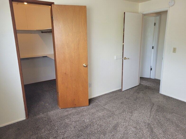 unit d 2nd bedroom walk in closet - 1045 S Jasper St