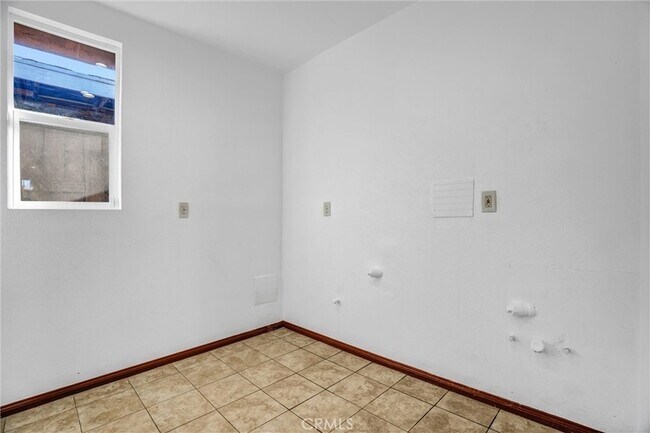 Building Photo - 313 N Hicks Ave