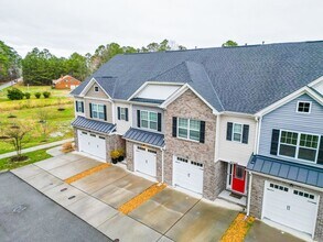 Building Photo - Luxury Townhome for Rent near Regent!