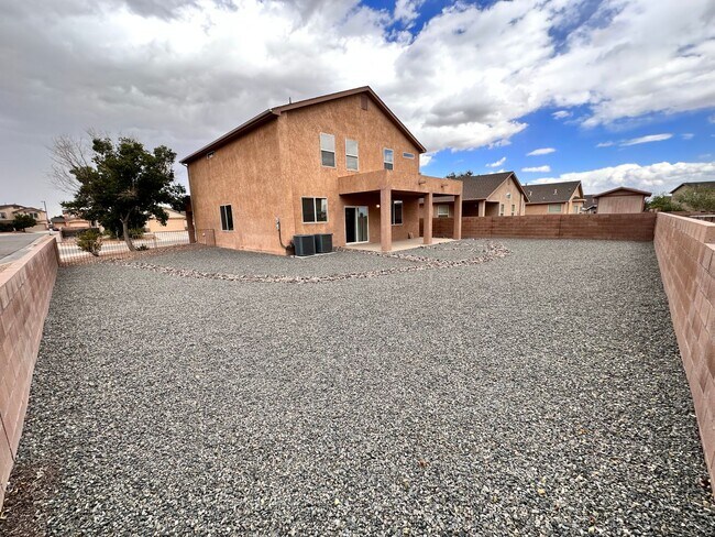 Building Photo - Stunning 2 story 2575 sq ft home- New Carpet