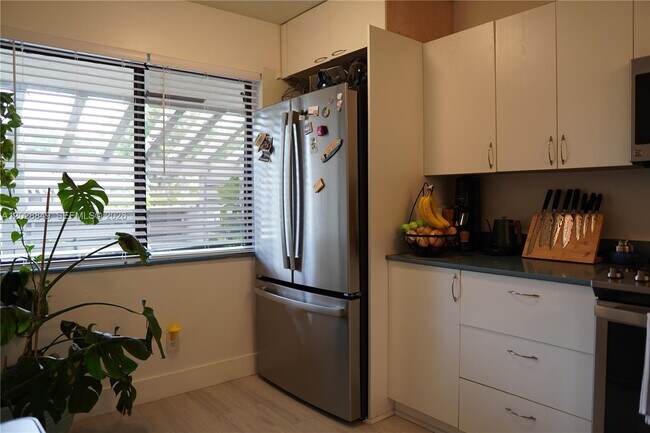 Building Photo - 453 Lakeview Dr