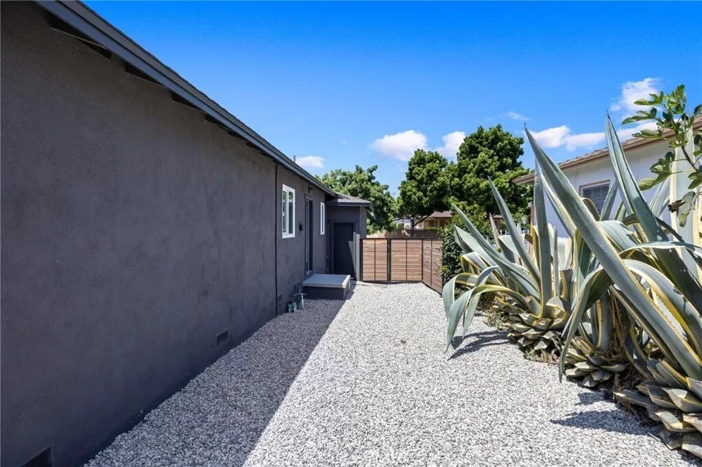 Building Photo - 3518 S Burnside Ave