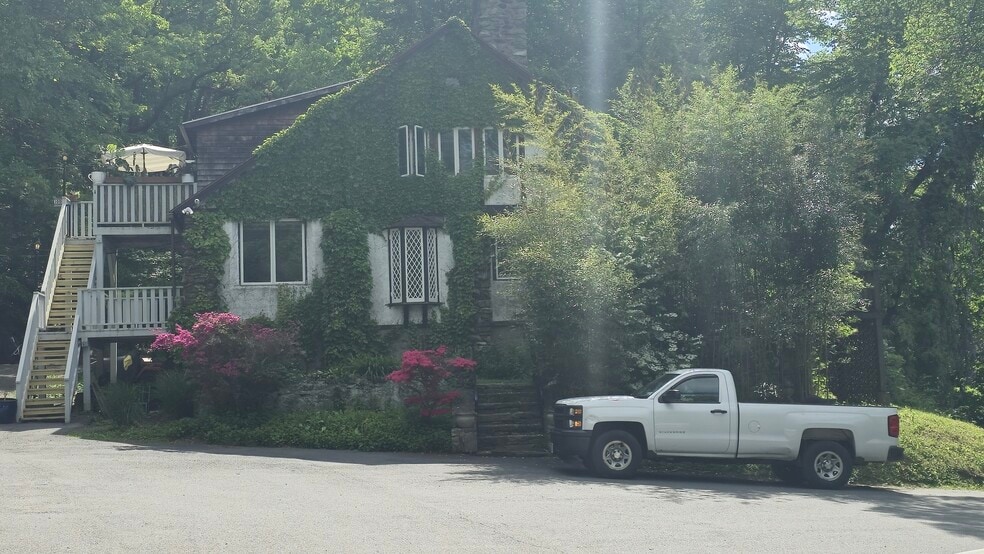 Building Photo - 10 King Ln