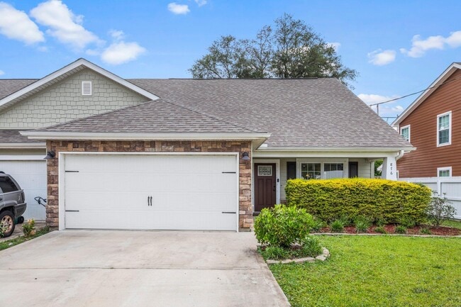 Primary Photo - 876 Fairview Dr