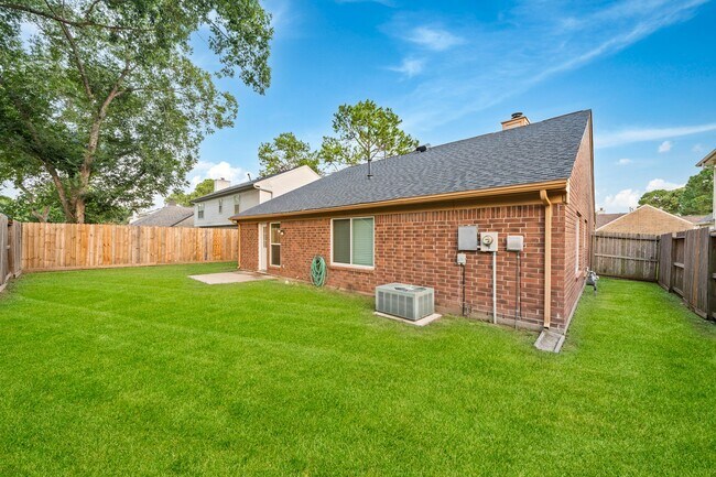 Building Photo - 18178 Holly Green Dr