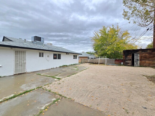 Building Photo - 44414 Andale Ave