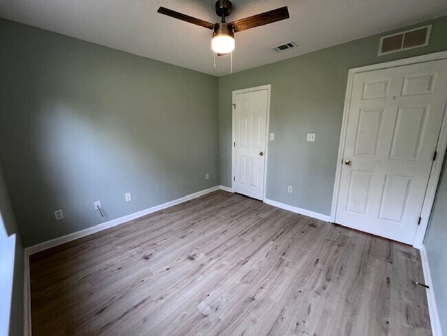 Building Photo - 2 Bedroom 2 Bath Duplex