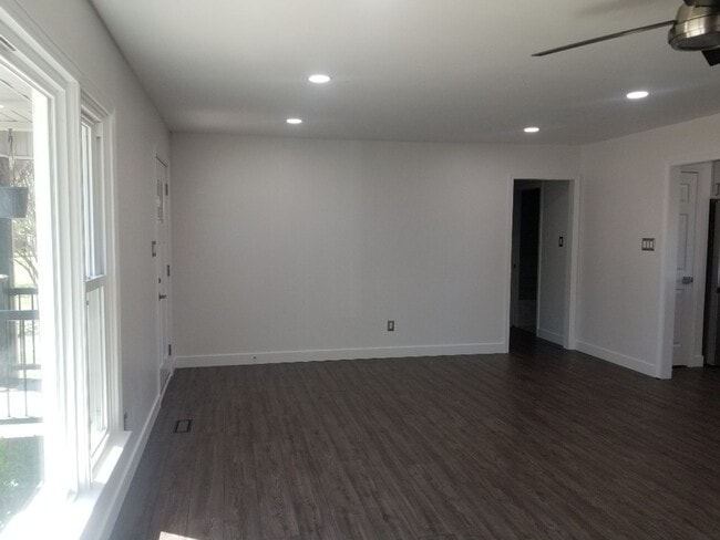 Building Photo - 108 Longview Dr