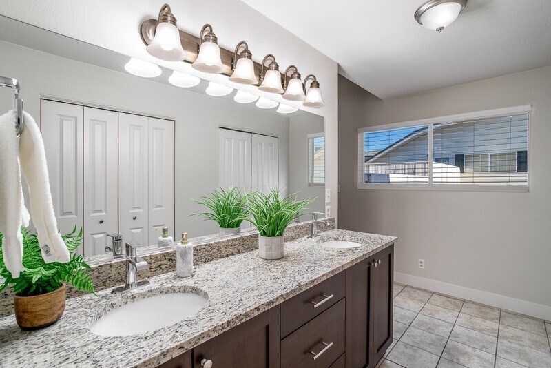 Building Photo - 781 N Valley View Dr