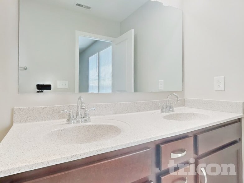 Building Photo - 5007 Red Poll Dr