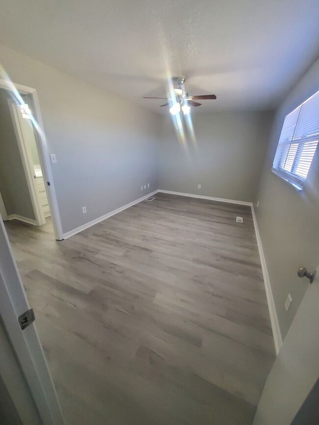 Building Photo - Beautifully Updated 2-Bedroom Townhome with Washer/Dryer Hookups!